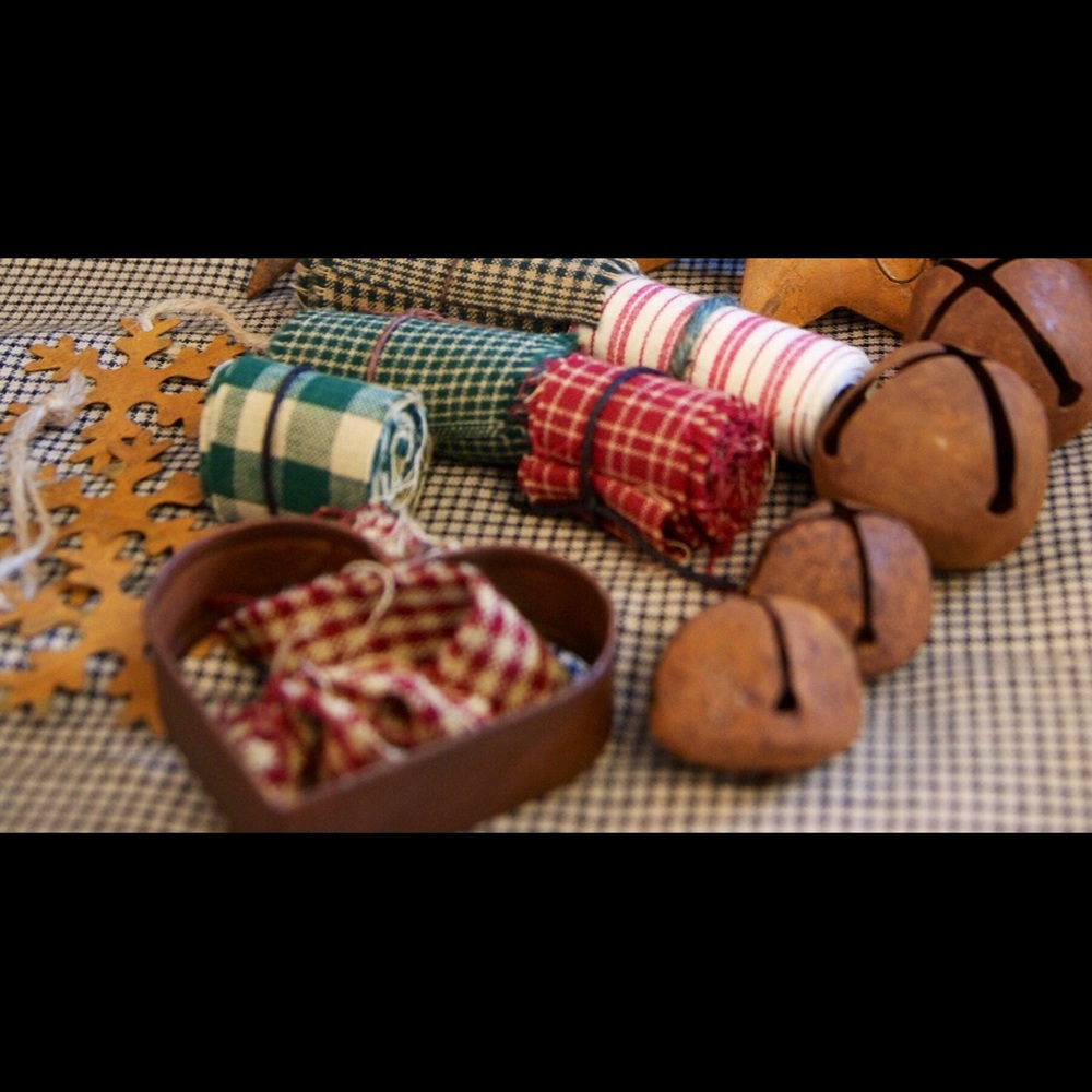 Carefully chosen new primitive holiday decorations set.